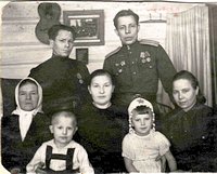 Янв.1946 г. Евдокия Андреевна (в центре) со своей мамой (слева), мужем Н.Н. Бормотовым (вверху слева), с детьми и родственниками мужа