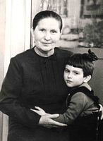 Бабушка Дуся с любимой внучкой Танечкой. Март 1967 года – последняя весна Евдокии Андреевны