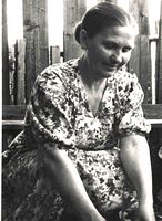 Цветник под окном - весенняя забота Евдокии Андреевны. 1958 год.