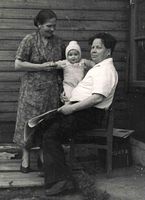 Каждую экзаменационную сессию моя дочь Танечка гостит у бабушки с дедушкой Бормотовых в пос. Карналлитовый. 1963 год.