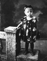 Ирина Микуева (Файвисович) в возрасте 3-4 лет. Снимок сделан в г. Осе.