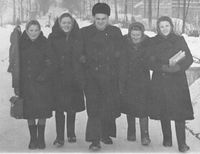 Комсомольский проспект – одна из главных улиц Перми. В. Лапчев в окружении однокурсниц. Зима 1955 года.