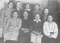Ученицы 8-го и 9-го классов Бардинской средней школы. Все живут в одной комнате общежития. Стоит вторая слева – Резеда Тайсина (Тагирова). Село Барда. 1951 год.