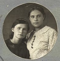 Прасковья Якимовна Мехрякова (справа). Снимок сделан 26 августа 1940 года после окончания 8 классов.