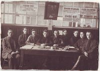 1924 год. Члены правления профсоюза «Молот». Отец - крайний справа.
