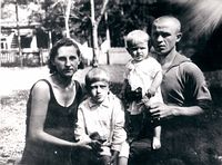 1936 год. Молодая семья Яблошевских (слева направо) мама Янина Антоновна, сыновья Валентин и Лева, отец Иосиф Андреевич