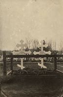 Могилы графини Гендриковой и гофлектрисы Шнейдер, расстрелянных большевиками под Пермью. Снимок сделан весной 1919 года.