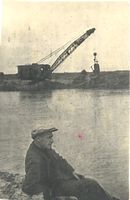 Н.И. Ширяев. Короткая передышка на берегу ирригационного канала. 1939 год.
