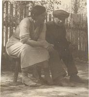 Это первый снимок, сделанный мной в семь лет. Папа и мама незадолго перед арестом отца. Ташкент, июнь 1941 года.