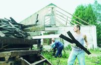 Июль 1998 г. Волонтеры участвуют в реставрационных работах на бывшем бараке, расположенном в зоне строгого режима «Перми-36».