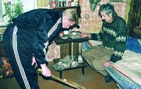 Евгений Выльюров, АГСник первого набора «Молодежного »Мемориала«, оказывает социальную помощь тяжело больному человеку на дому.