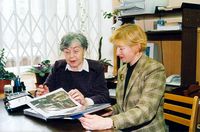 Н.П. Потапова (слева), дочь погибшего в годы репрессий П.Ф. Галанинского, показывает фотографии из семейного альбома.