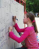 Специальную стенку выделили детям - рисуй, пиши, что душе угодно
